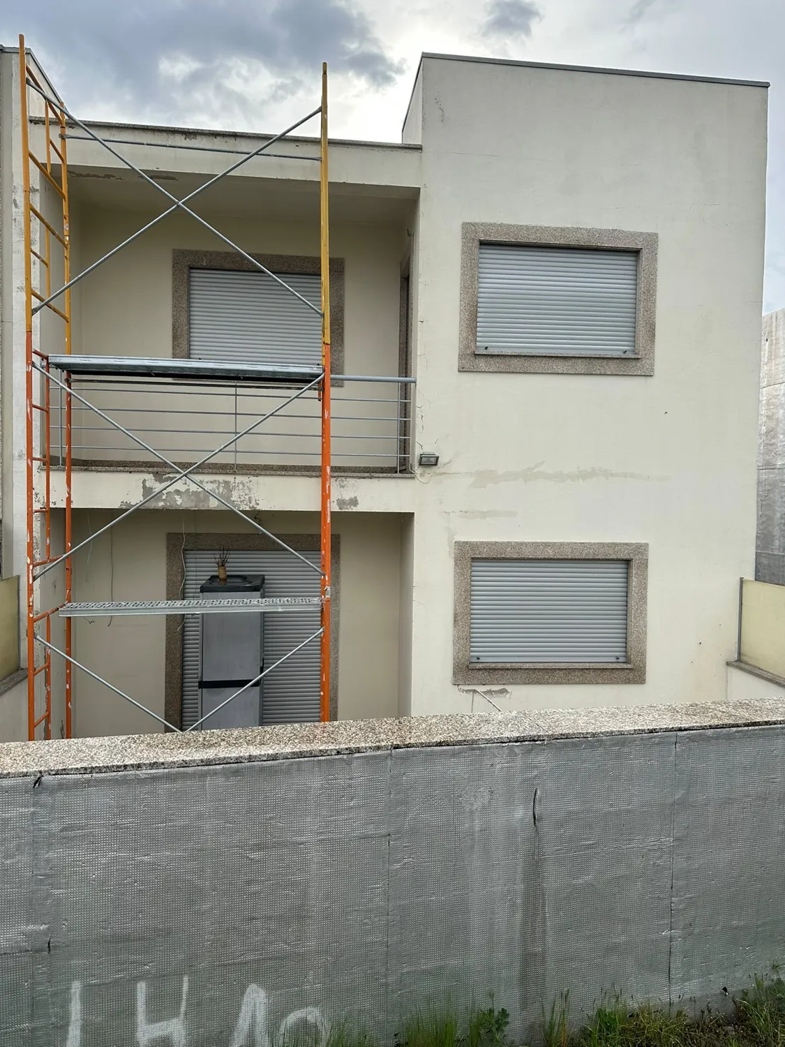 Fachada traseira antes da renovação, com andaimes montados