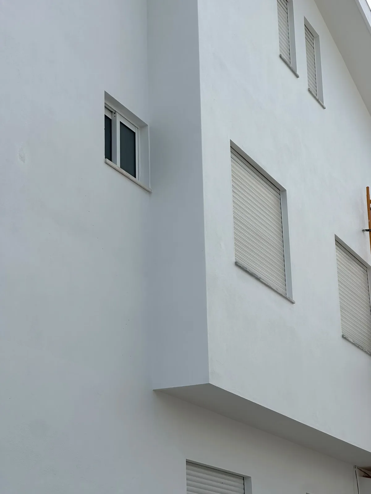 Detalhe de uma fachada branca pintada pela Vivaf