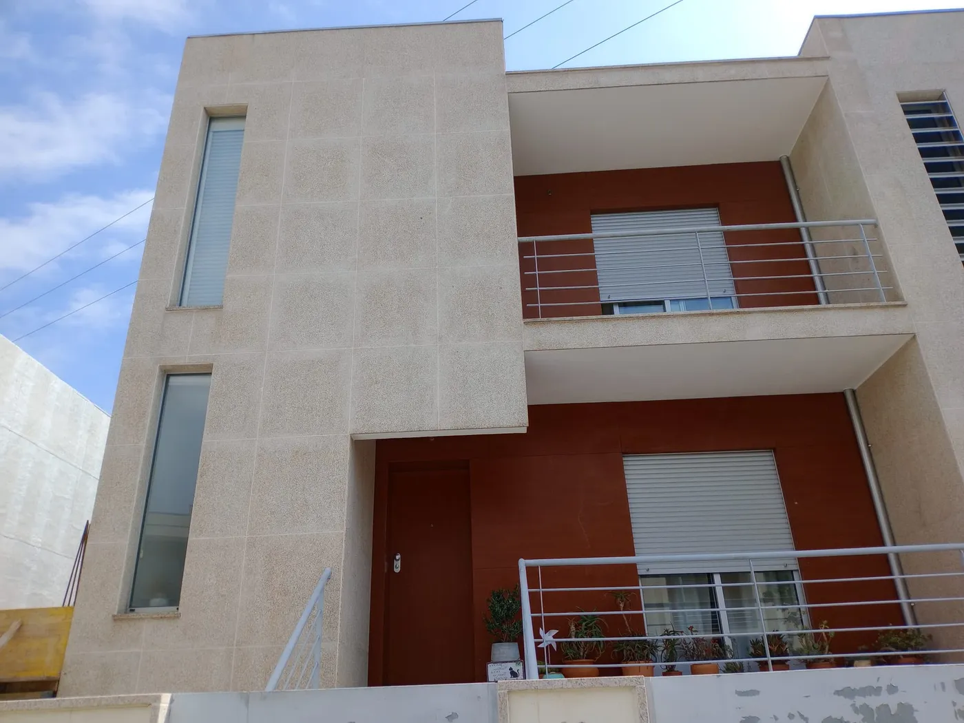 Fachada de uma casa após intervenção da Vivaf