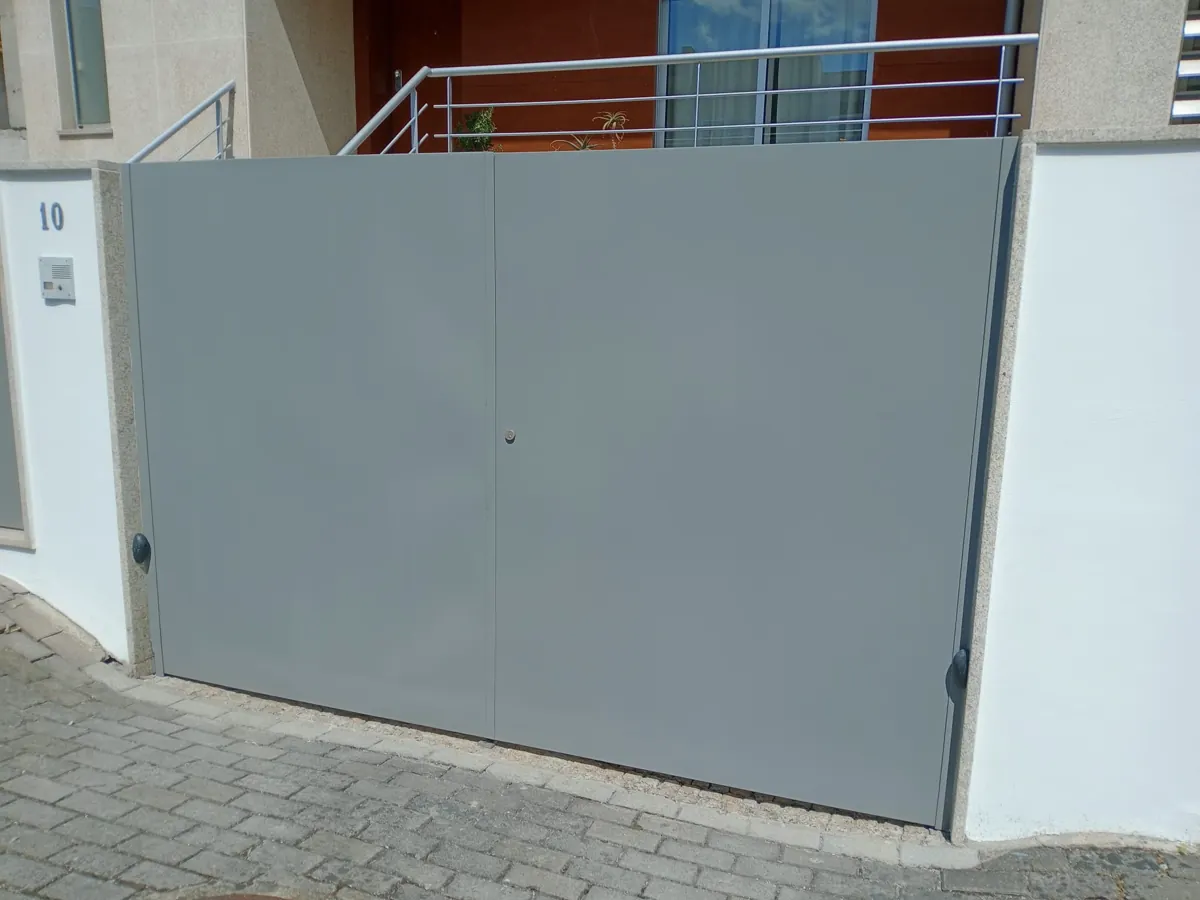 O mesmo portão metálico após pintura em cinzento pela Vivaf