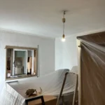 Mobiliário protegido durante a pintura de um quarto pela Vivaf