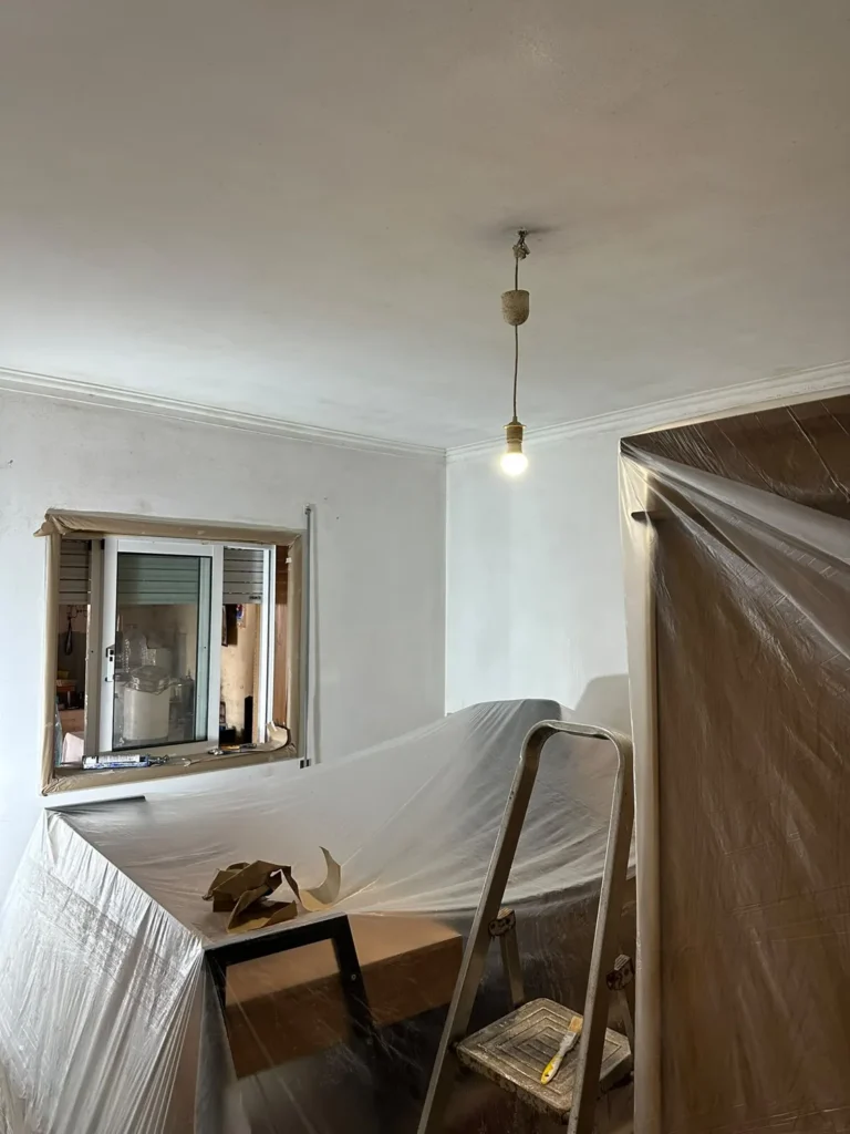 Mobiliário protegido durante a pintura de um quarto pela Vivaf