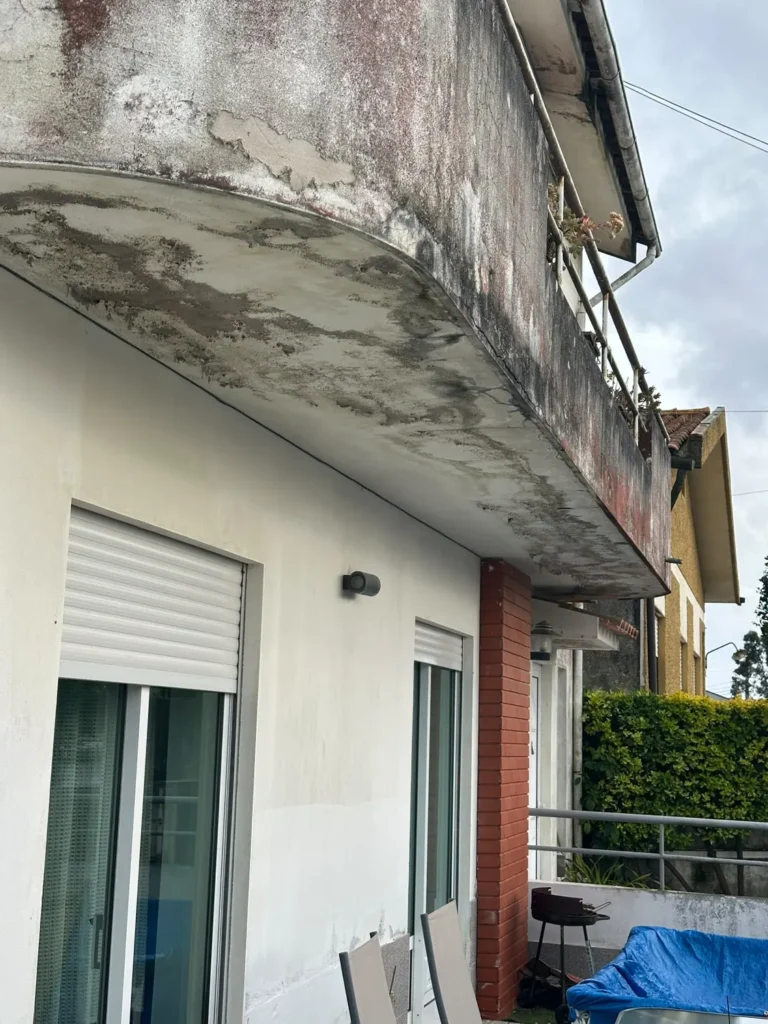 Pintura degradada na parte inferior de uma varanda antes da intervenção